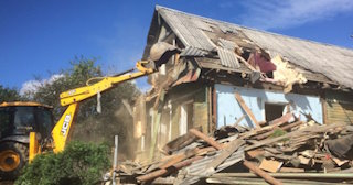 Промышленный демонтаж пристроек к дому в Куйбышеве | Цены от 571 руб. за м2